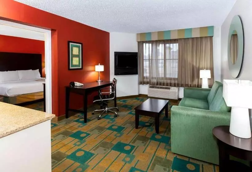 هتل La Quinta By Wyndham Milwaukee Bayshore Area