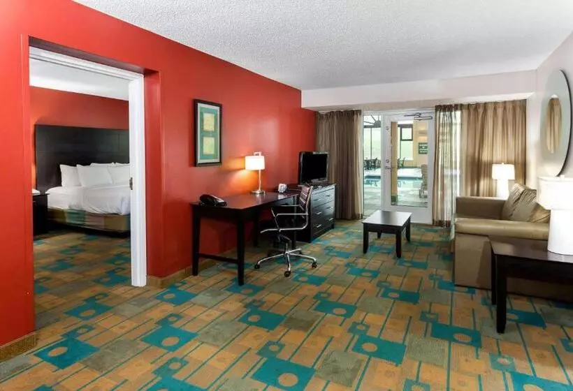 هتل La Quinta By Wyndham Milwaukee Bayshore Area