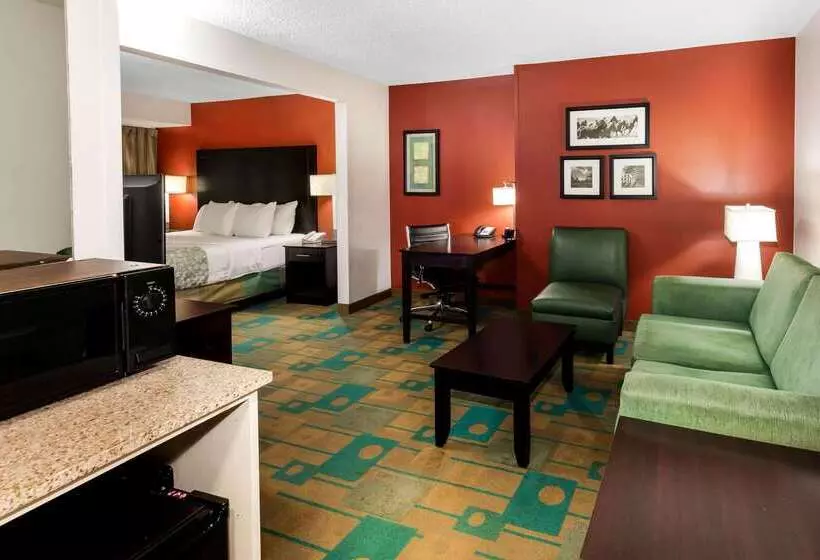 هتل La Quinta By Wyndham Milwaukee Bayshore Area