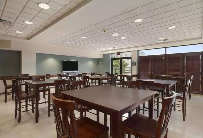 호텔 Wingate By Wyndham And Williamson Conference Center