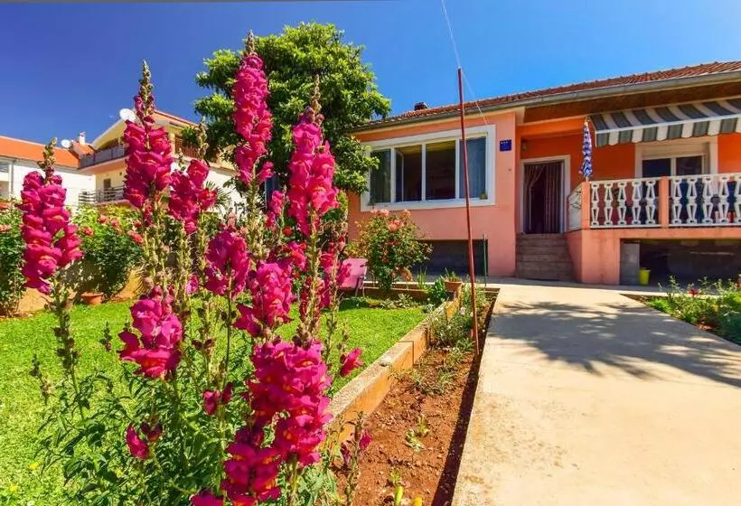Holiday House Anica