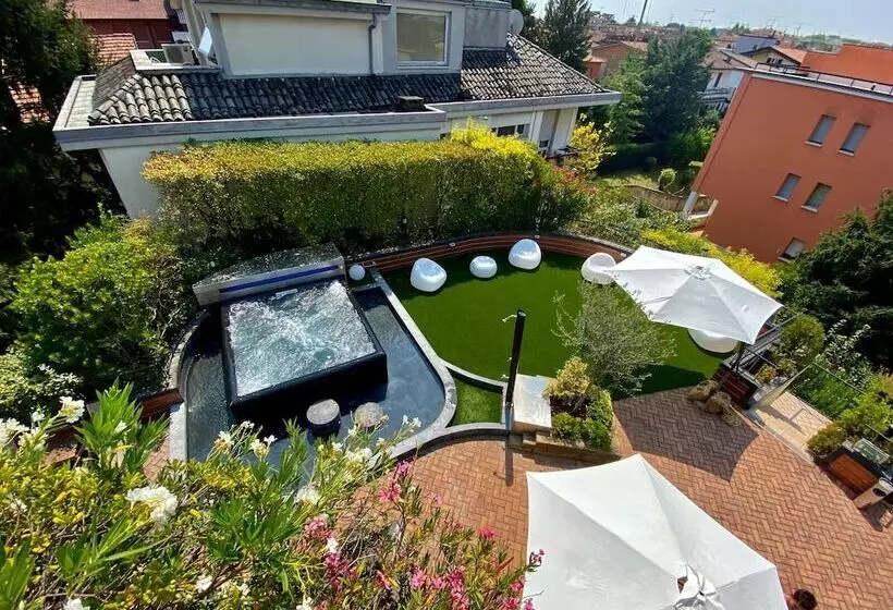 Admiral Hotel Villa Erme