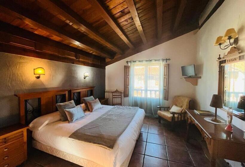 فندق ريفى Posada Real De Carreteros