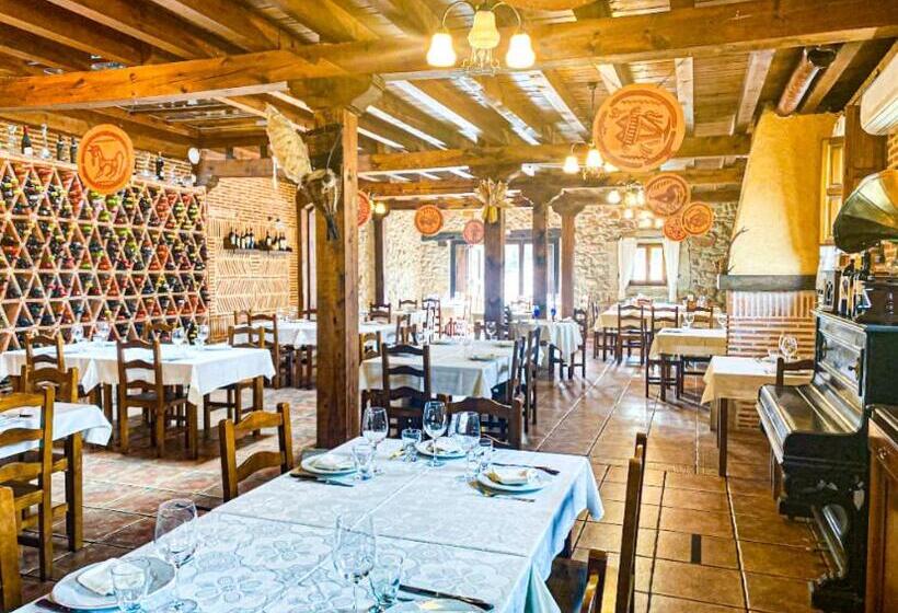 فندق ريفى Posada Real De Carreteros