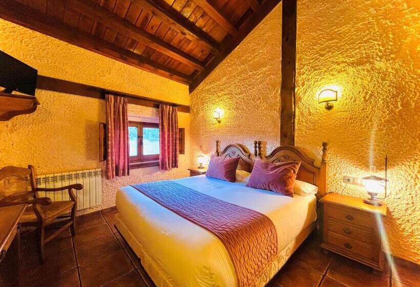 فندق ريفى Posada Real De Carreteros