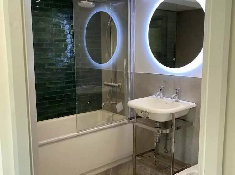 בית מלון כפרי Royal Oak