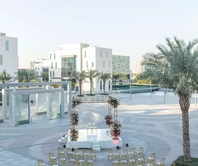 هتل Radisson Red Dubai Silicon Oasis