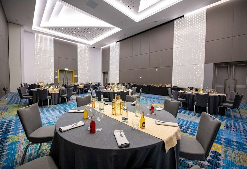 Отель Radisson Red Dubai Silicon Oasis