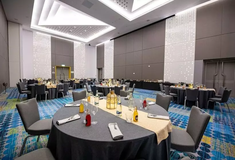 هتل Radisson Red Dubai Silicon Oasis