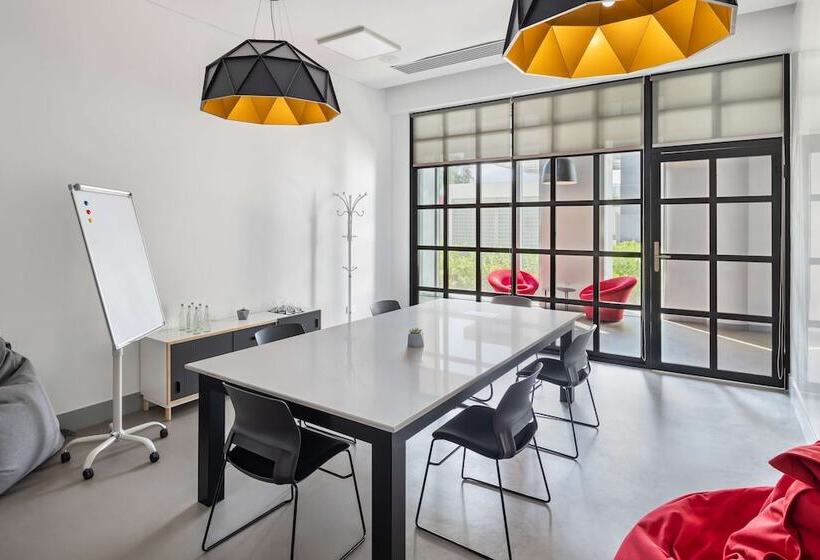 Отель Radisson Red Dubai Silicon Oasis