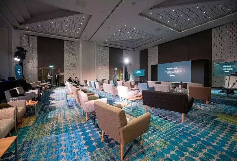 هتل Radisson Red Dubai Silicon Oasis