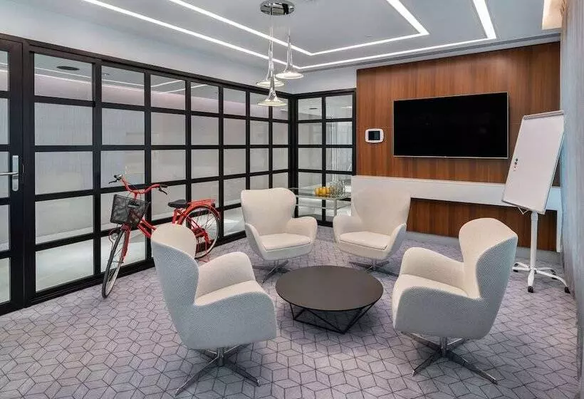 هتل Radisson Red Dubai Silicon Oasis