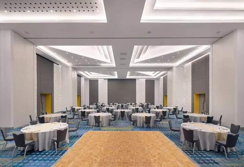 هتل Radisson Red Dubai Silicon Oasis