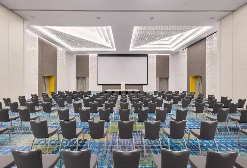 هتل Radisson Red Dubai Silicon Oasis
