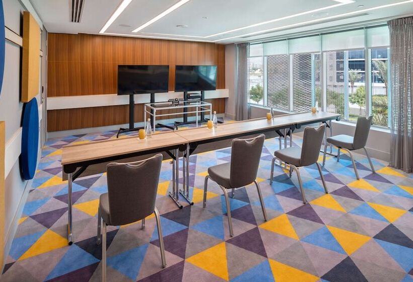 Отель Radisson Red Dubai Silicon Oasis