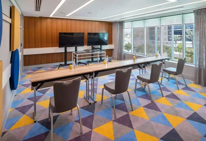 هتل Radisson Red Dubai Silicon Oasis