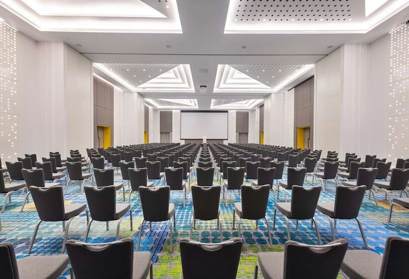 Отель Radisson Red Dubai Silicon Oasis