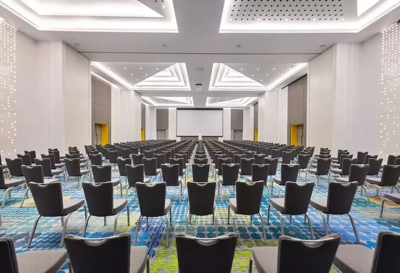 هتل Radisson Red Dubai Silicon Oasis