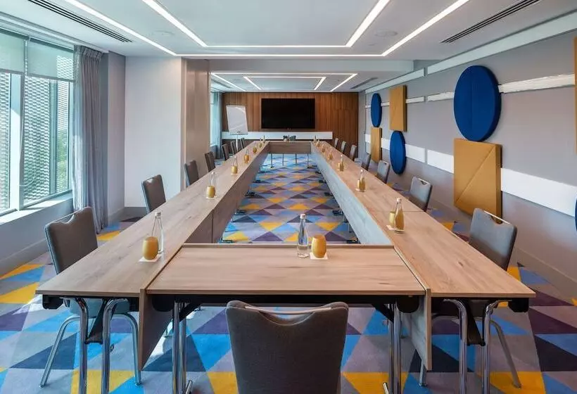 هتل Radisson Red Dubai Silicon Oasis