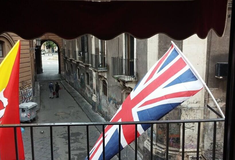 پانسیون Atrium Rooms