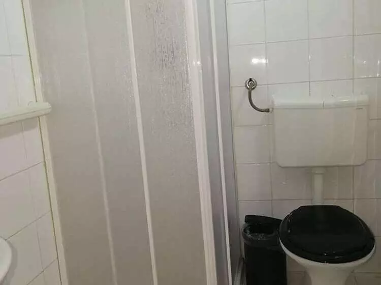 پانسیون Atrium Rooms