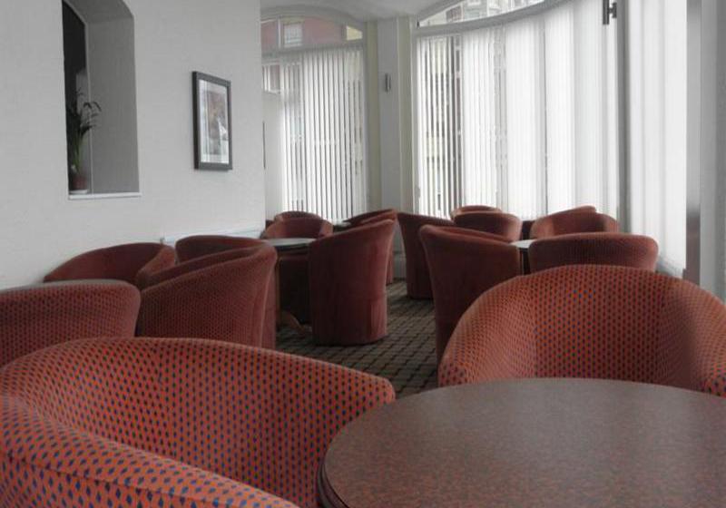 בית מלון כפרי Chequers Plaza