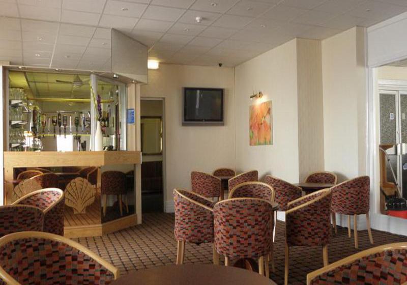 בית מלון כפרי Chequers Plaza