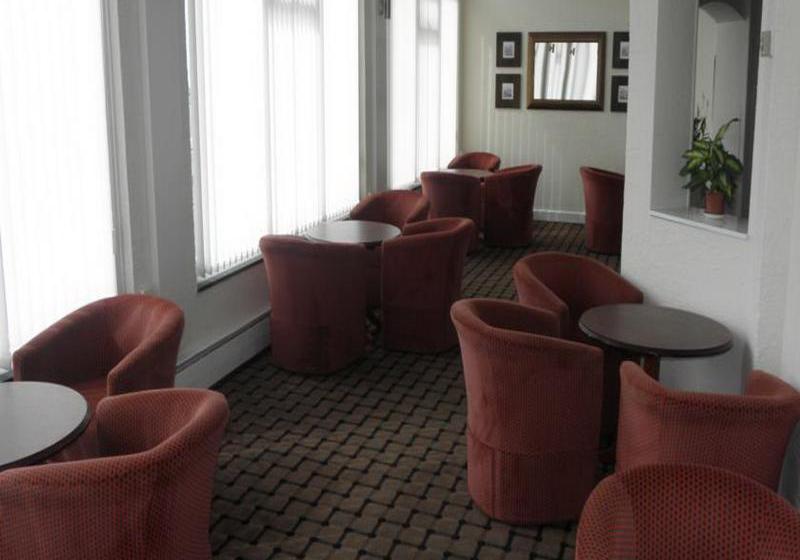 בית מלון כפרי Chequers Plaza