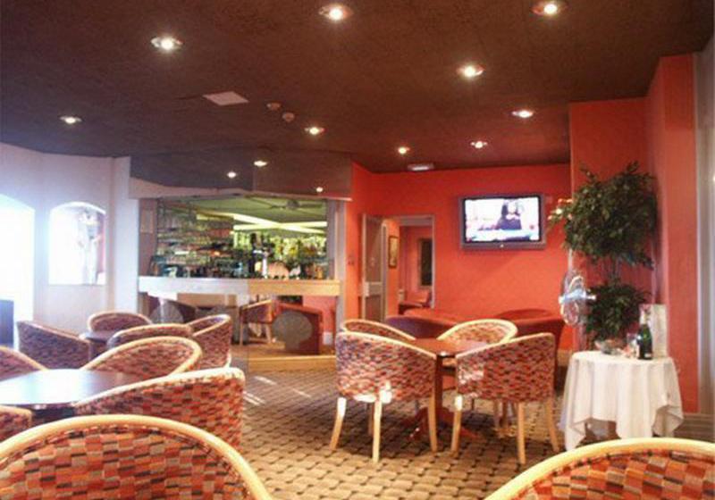 בית מלון כפרי Chequers Plaza