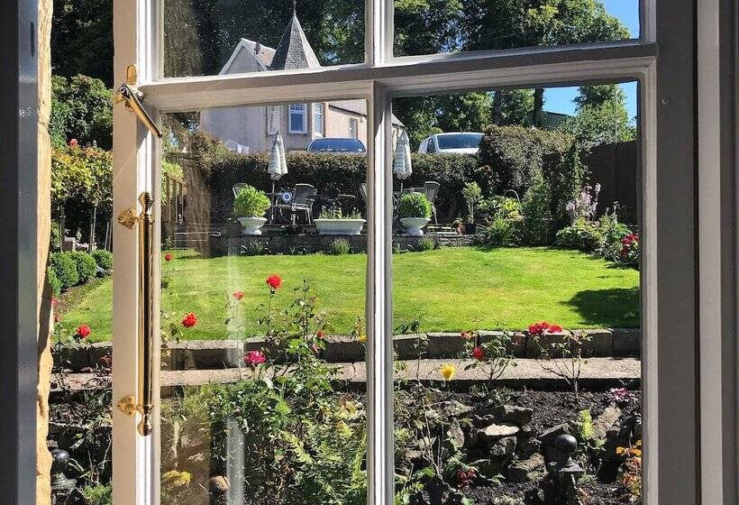 هتل Leven House Bed And Breakfast