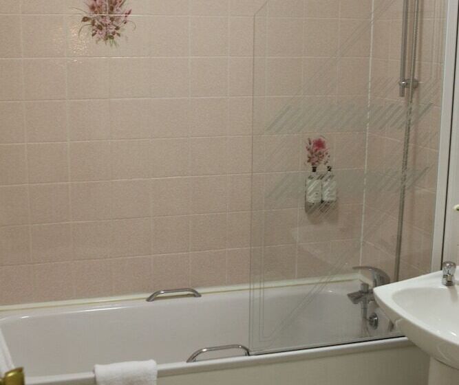 هتل Leven House Bed And Breakfast