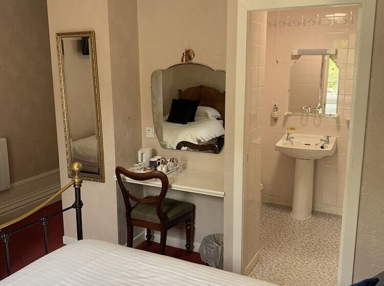 هتل Leven House Bed And Breakfast