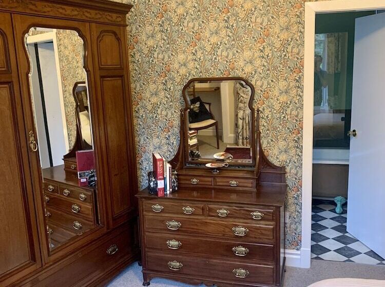 هتل Leven House Bed And Breakfast