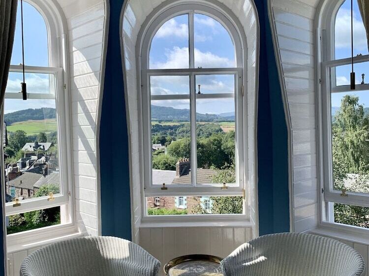 هتل Leven House Bed And Breakfast