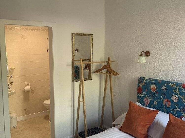 هتل Leven House Bed And Breakfast