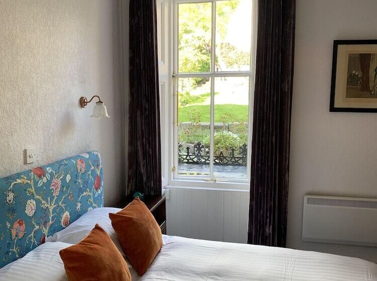 هتل Leven House Bed And Breakfast