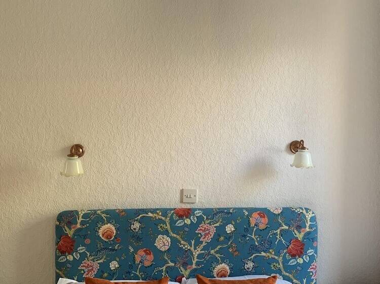 هتل Leven House Bed And Breakfast