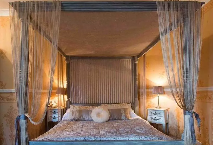 فندق Maenan Abbey