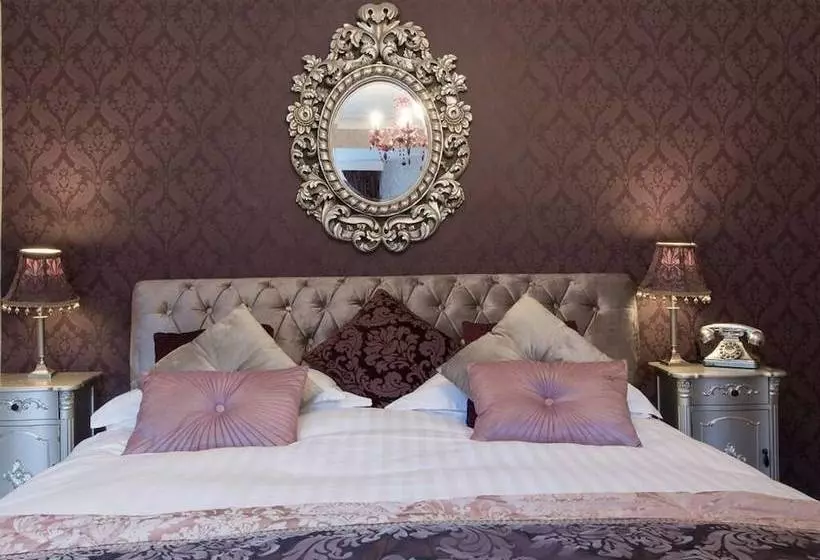 فندق Maenan Abbey