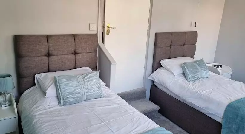 Отель Rowcroft Lodge