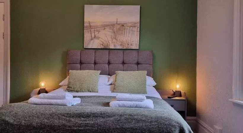 Отель Rowcroft Lodge