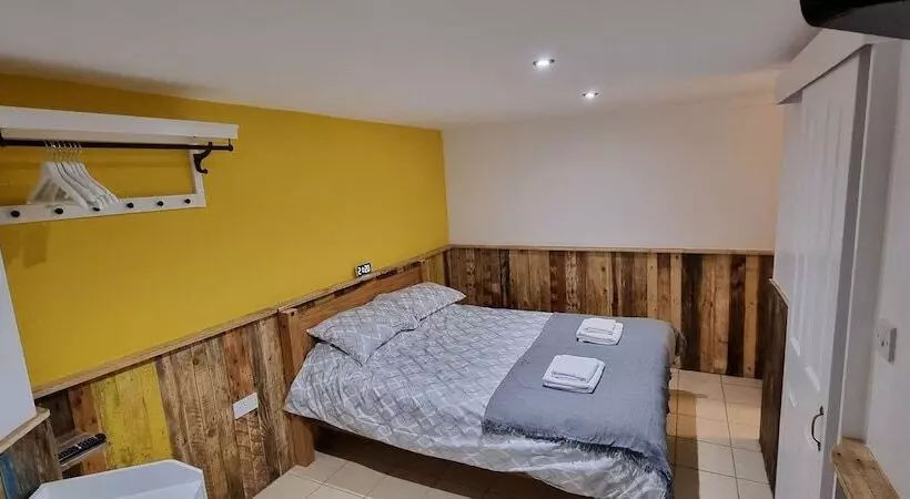 Отель Rowcroft Lodge