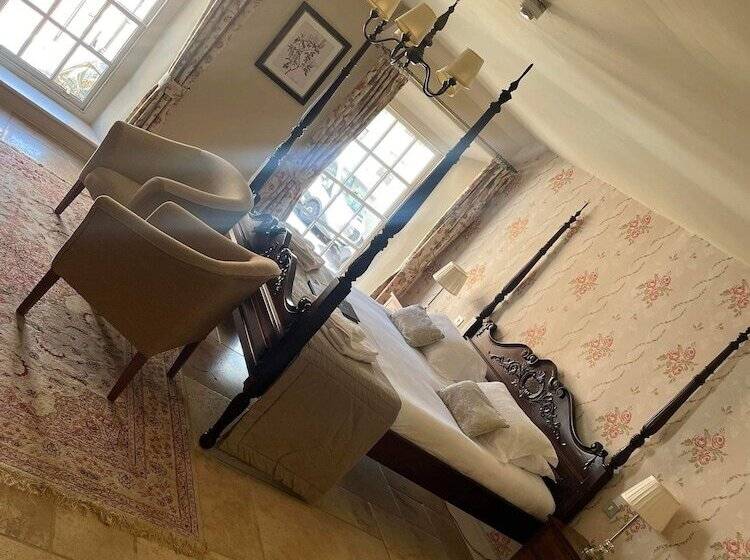 בית מלון כפרי The George Inn