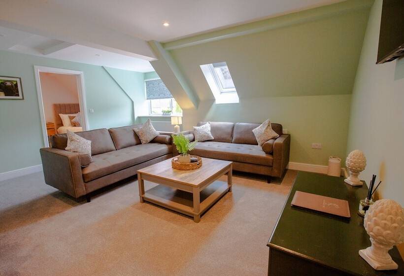 فندق Woodfalls Inn