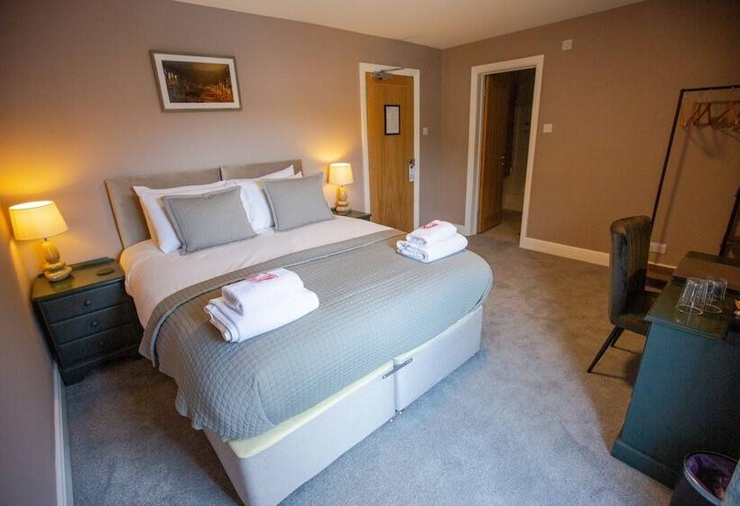 فندق Woodfalls Inn