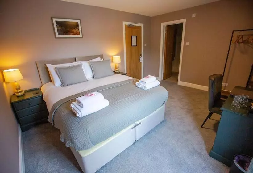 Отель Woodfalls Inn