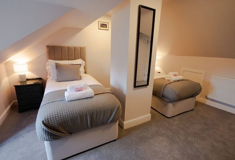 فندق Woodfalls Inn