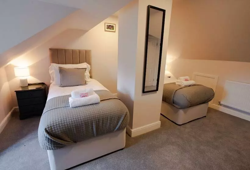 Отель Woodfalls Inn