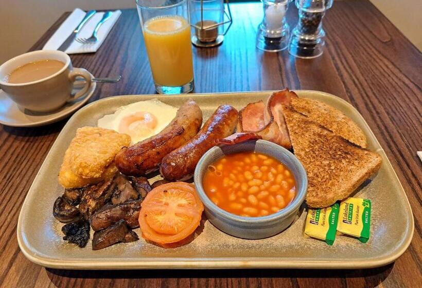 فندق Woodfalls Inn