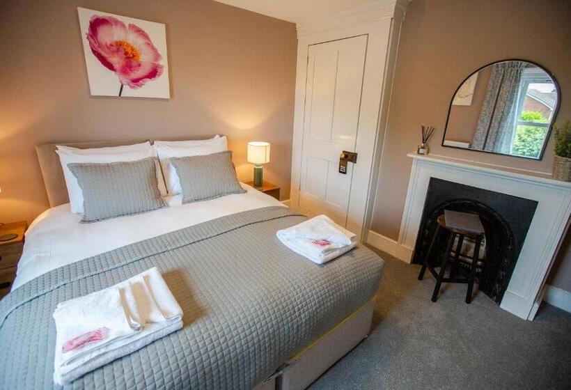 فندق Woodfalls Inn